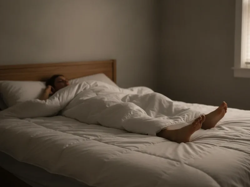 Personne allongée dans son lit la nuit, gênée par le besoin de bouger les jambes.