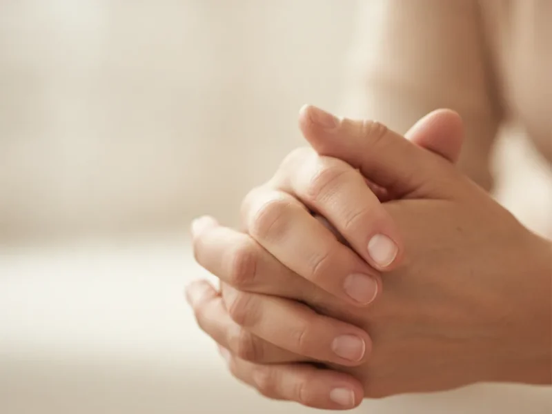 Gros plan des mains d'une personne aux articulations sensibles, dans une lumière douce et apaisante