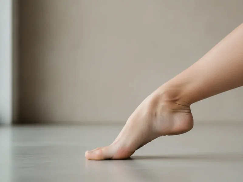 Gros plan sur un pied nu de profil montrant une voûte plantaire anormalement haute et creusée