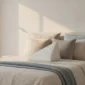 Chambre calme avec un lit et des coussins pour dormir après une opération du genou