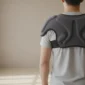 Personne portant une orthèse d'épaule pour un effort quotidien